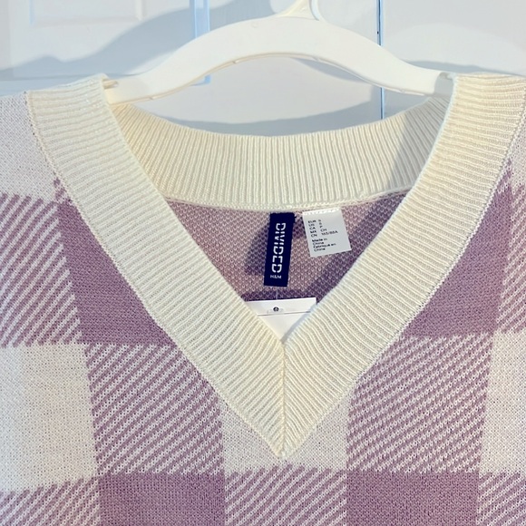 NWT H & M Lightweight (Light Purple and Off-White) Sleeveless Vest. Size: Small. - Picture 13 of 14